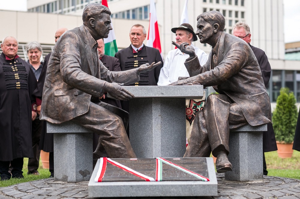 Henryk Slawik es id Antall Jozef szobra